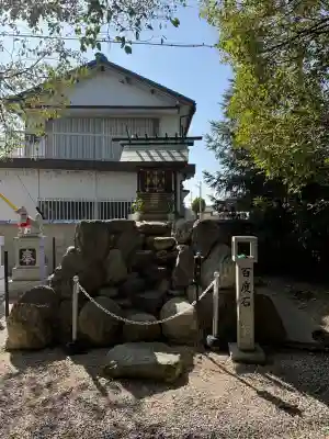 玉三稲荷神社の{uncategorized: "未分類", other: "その他", undefined: "問題あり", building: "その他建物", grave: "お墓", sacred_gate: "鳥居", guardian: "狛犬", statue: "像", buddha: "仏像", history: "歴史", nature: "自然", garden: "庭園", animal: "動物", pagoda: "塔", temizu: "手水舎", mountain_gate: "山門・神門", sanctuary: "本殿・本堂", subordinate: "末社・摂社", art: "芸術", scenery: "景色", jizo: "地蔵", ema: "絵馬", goshuin: "御朱印", omikuji: "おみくじ", items: "授与品その他", amulet: "お守り", goshuincho: "御朱印帳", eats: "食事", festival: "お祭り", votive_dance: "神楽", shichigosan: "七五三参", wedding: "結婚式", experience: "体験その他", initially: "初詣", around: "周辺", anti_infection: "感染症対策"}