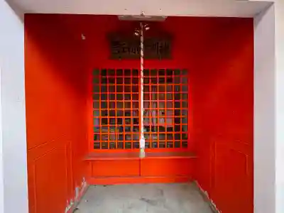 豊玉稲荷大明神の{uncategorized: "未分類", other: "その他", undefined: "問題あり", building: "その他建物", grave: "お墓", sacred_gate: "鳥居", guardian: "狛犬", statue: "像", buddha: "仏像", history: "歴史", nature: "自然", garden: "庭園", animal: "動物", pagoda: "塔", temizu: "手水舎", mountain_gate: "山門・神門", sanctuary: "本殿・本堂", subordinate: "末社・摂社", art: "芸術", scenery: "景色", jizo: "地蔵", ema: "絵馬", goshuin: "御朱印", omikuji: "おみくじ", items: "授与品その他", amulet: "お守り", goshuincho: "御朱印帳", eats: "食事", festival: "お祭り", votive_dance: "神楽", shichigosan: "七五三参", wedding: "結婚式", experience: "体験その他", initially: "初詣", around: "周辺", anti_infection: "感染症対策"}