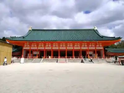 平安神宮の{uncategorized: "未分類", other: "その他", undefined: "問題あり", building: "その他建物", grave: "お墓", sacred_gate: "鳥居", guardian: "狛犬", statue: "像", buddha: "仏像", history: "歴史", nature: "自然", garden: "庭園", animal: "動物", pagoda: "塔", temizu: "手水舎", mountain_gate: "山門・神門", sanctuary: "本殿・本堂", subordinate: "末社・摂社", art: "芸術", scenery: "景色", jizo: "地蔵", ema: "絵馬", goshuin: "御朱印", omikuji: "おみくじ", items: "授与品その他", amulet: "お守り", goshuincho: "御朱印帳", eats: "食事", festival: "お祭り", votive_dance: "神楽", shichigosan: "七五三参", wedding: "結婚式", experience: "体験その他", initially: "初詣", around: "周辺", anti_infection: "感染症対策"}