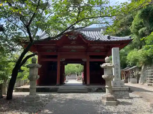 那古寺の山門