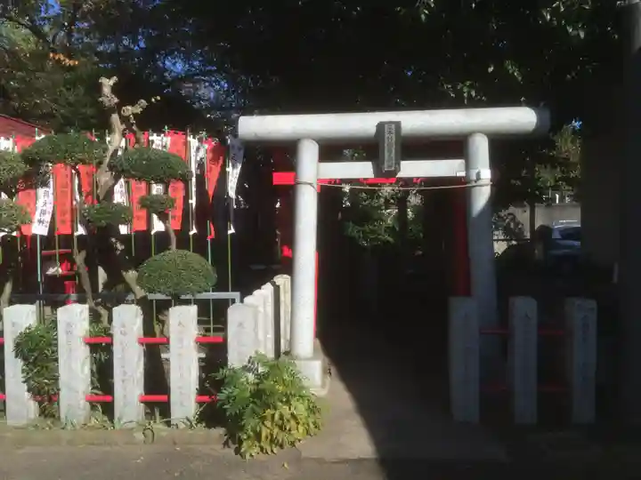 三本杉稲荷大明神の鳥居