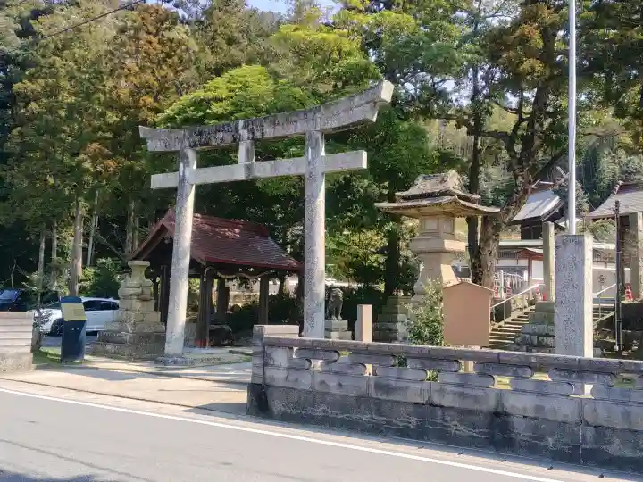 揖夜神社の{uncategorized: "未分類", other: "その他", undefined: "問題あり", building: "その他建物", grave: "お墓", sacred_gate: "鳥居", guardian: "狛犬", statue: "像", buddha: "仏像", history: "歴史", nature: "自然", garden: "庭園", animal: "動物", pagoda: "塔", temizu: "手水舎", mountain_gate: "山門・神門", sanctuary: "本殿・本堂", subordinate: "末社・摂社", art: "芸術", scenery: "景色", jizo: "地蔵", ema: "絵馬", goshuin: "御朱印", omikuji: "おみくじ", items: "授与品その他", amulet: "お守り", goshuincho: "御朱印帳", eats: "食事", festival: "お祭り", votive_dance: "神楽", shichigosan: "七五三参", wedding: "結婚式", experience: "体験その他", initially: "初詣", around: "周辺", anti_infection: "感染症対策"}