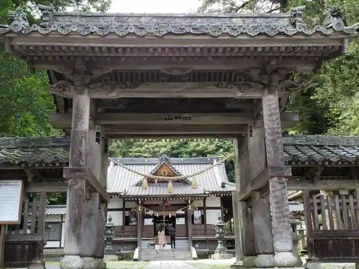 白山比咩神社の山門・神門