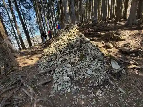 三峯神社奥宮の{uncategorized: "未分類", other: "その他", undefined: "問題あり", building: "その他建物", grave: "お墓", sacred_gate: "鳥居", guardian: "狛犬", statue: "像", buddha: "仏像", history: "歴史", nature: "自然", garden: "庭園", animal: "動物", pagoda: "塔", temizu: "手水舎", mountain_gate: "山門・神門", sanctuary: "本殿・本堂", subordinate: "末社・摂社", art: "芸術", scenery: "景色", jizo: "地蔵", ema: "絵馬", goshuin: "御朱印", omikuji: "おみくじ", items: "授与品その他", amulet: "お守り", goshuincho: "御朱印帳", eats: "食事", festival: "お祭り", votive_dance: "神楽", shichigosan: "七五三参", wedding: "結婚式", experience: "体験その他", initially: "初詣", around: "周辺", anti_infection: "感染症対策"}