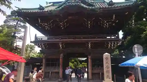 題経寺（柴又帝釈天）の山門・神門