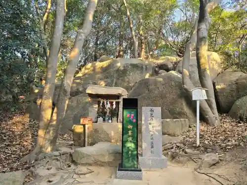 越木岩神社の{uncategorized: "未分類", other: "その他", undefined: "問題あり", building: "その他建物", grave: "お墓", sacred_gate: "鳥居", guardian: "狛犬", statue: "像", buddha: "仏像", history: "歴史", nature: "自然", garden: "庭園", animal: "動物", pagoda: "塔", temizu: "手水舎", mountain_gate: "山門・神門", sanctuary: "本殿・本堂", subordinate: "末社・摂社", art: "芸術", scenery: "景色", jizo: "地蔵", ema: "絵馬", goshuin: "御朱印", omikuji: "おみくじ", items: "授与品その他", amulet: "お守り", goshuincho: "御朱印帳", eats: "食事", festival: "お祭り", votive_dance: "神楽", shichigosan: "七五三参", wedding: "結婚式", experience: "体験その他", initially: "初詣", around: "周辺", anti_infection: "感染症対策"}