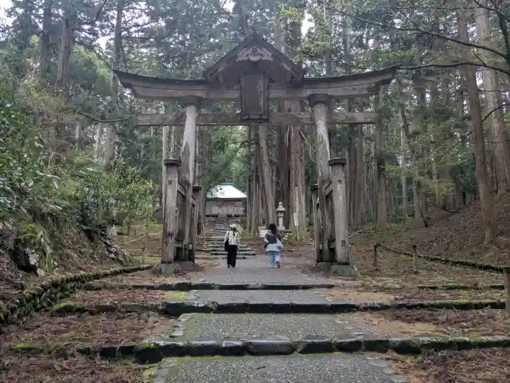 平泉寺白山神社の{uncategorized: "未分類", other: "その他", undefined: "問題あり", building: "その他建物", grave: "お墓", sacred_gate: "鳥居", guardian: "狛犬", statue: "像", buddha: "仏像", history: "歴史", nature: "自然", garden: "庭園", animal: "動物", pagoda: "塔", temizu: "手水舎", mountain_gate: "山門・神門", sanctuary: "本殿・本堂", subordinate: "末社・摂社", art: "芸術", scenery: "景色", jizo: "地蔵", ema: "絵馬", goshuin: "御朱印", omikuji: "おみくじ", items: "授与品その他", amulet: "お守り", goshuincho: "御朱印帳", eats: "食事", festival: "お祭り", votive_dance: "神楽", shichigosan: "七五三参", wedding: "結婚式", experience: "体験その他", initially: "初詣", around: "周辺", anti_infection: "感染症対策"}