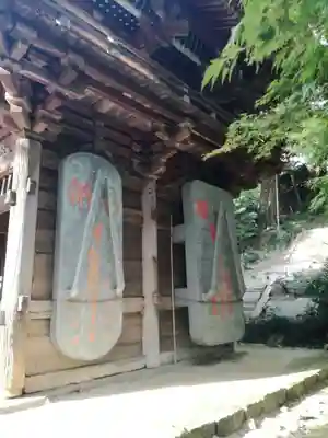 椎尾山薬王院の山門・神門