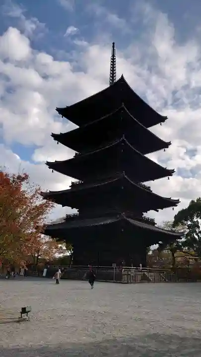 東寺(教王護国寺)の{uncategorized: "未分類", other: "その他", undefined: "問題あり", building: "その他建物", grave: "お墓", sacred_gate: "鳥居", guardian: "狛犬", statue: "像", buddha: "仏像", history: "歴史", nature: "自然", garden: "庭園", animal: "動物", pagoda: "塔", temizu: "手水舎", mountain_gate: "山門・神門", sanctuary: "本殿・本堂", subordinate: "末社・摂社", art: "芸術", scenery: "景色", jizo: "地蔵", ema: "絵馬", goshuin: "御朱印", omikuji: "おみくじ", items: "授与品その他", amulet: "お守り", goshuincho: "御朱印帳", eats: "食事", festival: "お祭り", votive_dance: "神楽", shichigosan: "七五三参", wedding: "結婚式", experience: "体験その他", initially: "初詣", around: "周辺", anti_infection: "感染症対策"}