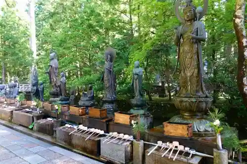 高野山金剛峯寺奥の院の仏像