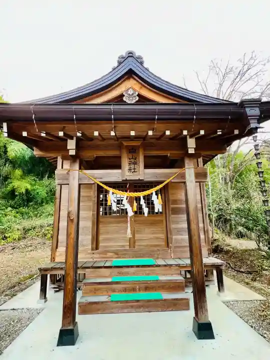 白山神社(法泉寺境内) の{uncategorized: "未分類", other: "その他", undefined: "問題あり", building: "その他建物", grave: "お墓", sacred_gate: "鳥居", guardian: "狛犬", statue: "像", buddha: "仏像", history: "歴史", nature: "自然", garden: "庭園", animal: "動物", pagoda: "塔", temizu: "手水舎", mountain_gate: "山門・神門", sanctuary: "本殿・本堂", subordinate: "末社・摂社", art: "芸術", scenery: "景色", jizo: "地蔵", ema: "絵馬", goshuin: "御朱印", omikuji: "おみくじ", items: "授与品その他", amulet: "お守り", goshuincho: "御朱印帳", eats: "食事", festival: "お祭り", votive_dance: "神楽", shichigosan: "七五三参", wedding: "結婚式", experience: "体験その他", initially: "初詣", around: "周辺", anti_infection: "感染症対策"}