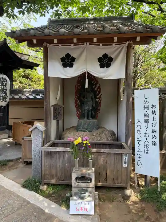密藏院の{uncategorized: "未分類", other: "その他", undefined: "問題あり", building: "その他建物", grave: "お墓", sacred_gate: "鳥居", guardian: "狛犬", statue: "像", buddha: "仏像", history: "歴史", nature: "自然", garden: "庭園", animal: "動物", pagoda: "塔", temizu: "手水舎", mountain_gate: "山門・神門", sanctuary: "本殿・本堂", subordinate: "末社・摂社", art: "芸術", scenery: "景色", jizo: "地蔵", ema: "絵馬", goshuin: "御朱印", omikuji: "おみくじ", items: "授与品その他", amulet: "お守り", goshuincho: "御朱印帳", eats: "食事", festival: "お祭り", votive_dance: "神楽", shichigosan: "七五三参", wedding: "結婚式", experience: "体験その他", initially: "初詣", around: "周辺", anti_infection: "感染症対策"}
