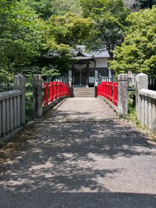 八幡神社の{uncategorized: "未分類", other: "その他", undefined: "問題あり", building: "その他建物", grave: "お墓", sacred_gate: "鳥居", guardian: "狛犬", statue: "像", buddha: "仏像", history: "歴史", nature: "自然", garden: "庭園", animal: "動物", pagoda: "塔", temizu: "手水舎", mountain_gate: "山門・神門", sanctuary: "本殿・本堂", subordinate: "末社・摂社", art: "芸術", scenery: "景色", jizo: "地蔵", ema: "絵馬", goshuin: "御朱印", omikuji: "おみくじ", items: "授与品その他", amulet: "お守り", goshuincho: "御朱印帳", eats: "食事", festival: "お祭り", votive_dance: "神楽", shichigosan: "七五三参", wedding: "結婚式", experience: "体験その他", initially: "初詣", around: "周辺", anti_infection: "感染症対策"}