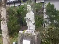 藁園神社の像