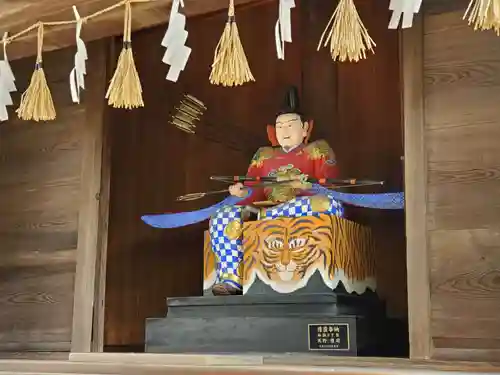 白國神社の像