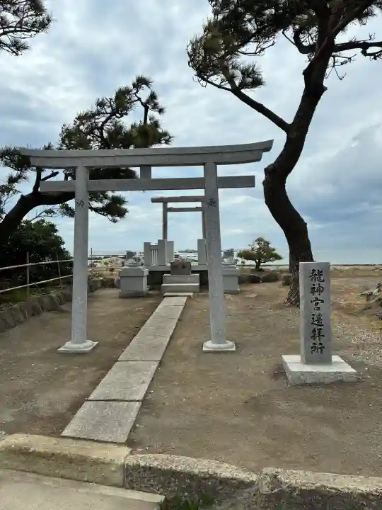 森戸大明神(森戸神社)の{uncategorized: "未分類", other: "その他", undefined: "問題あり", building: "その他建物", grave: "お墓", sacred_gate: "鳥居", guardian: "狛犬", statue: "像", buddha: "仏像", history: "歴史", nature: "自然", garden: "庭園", animal: "動物", pagoda: "塔", temizu: "手水舎", mountain_gate: "山門・神門", sanctuary: "本殿・本堂", subordinate: "末社・摂社", art: "芸術", scenery: "景色", jizo: "地蔵", ema: "絵馬", goshuin: "御朱印", omikuji: "おみくじ", items: "授与品その他", amulet: "お守り", goshuincho: "御朱印帳", eats: "食事", festival: "お祭り", votive_dance: "神楽", shichigosan: "七五三参", wedding: "結婚式", experience: "体験その他", initially: "初詣", around: "周辺", anti_infection: "感染症対策"}