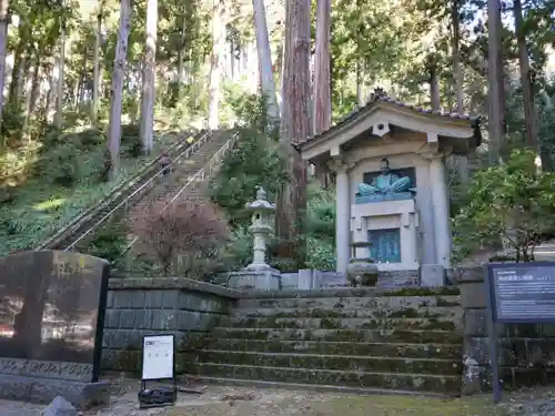 久遠寺の建物その他