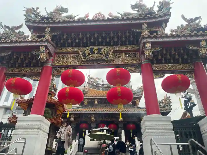 横濱関帝廟の{uncategorized: "未分類", other: "その他", undefined: "問題あり", building: "その他建物", grave: "お墓", sacred_gate: "鳥居", guardian: "狛犬", statue: "像", buddha: "仏像", history: "歴史", nature: "自然", garden: "庭園", animal: "動物", pagoda: "塔", temizu: "手水舎", mountain_gate: "山門・神門", sanctuary: "本殿・本堂", subordinate: "末社・摂社", art: "芸術", scenery: "景色", jizo: "地蔵", ema: "絵馬", goshuin: "御朱印", omikuji: "おみくじ", items: "授与品その他", amulet: "お守り", goshuincho: "御朱印帳", eats: "食事", festival: "お祭り", votive_dance: "神楽", shichigosan: "七五三参", wedding: "結婚式", experience: "体験その他", initially: "初詣", around: "周辺", anti_infection: "感染症対策"}