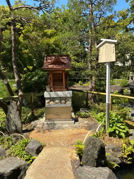 西新井大師総持寺の{uncategorized: "未分類", other: "その他", undefined: "問題あり", building: "その他建物", grave: "お墓", sacred_gate: "鳥居", guardian: "狛犬", statue: "像", buddha: "仏像", history: "歴史", nature: "自然", garden: "庭園", animal: "動物", pagoda: "塔", temizu: "手水舎", mountain_gate: "山門・神門", sanctuary: "本殿・本堂", subordinate: "末社・摂社", art: "芸術", scenery: "景色", jizo: "地蔵", ema: "絵馬", goshuin: "御朱印", omikuji: "おみくじ", items: "授与品その他", amulet: "お守り", goshuincho: "御朱印帳", eats: "食事", festival: "お祭り", votive_dance: "神楽", shichigosan: "七五三参", wedding: "結婚式", experience: "体験その他", initially: "初詣", around: "周辺", anti_infection: "感染症対策"}