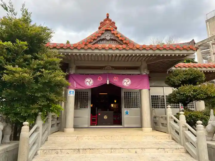 識名宮の本殿・本堂