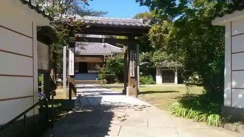 西光寺の山門