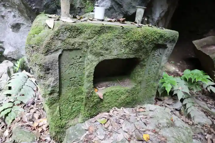 岩殿観音窟石龕(埼玉県)