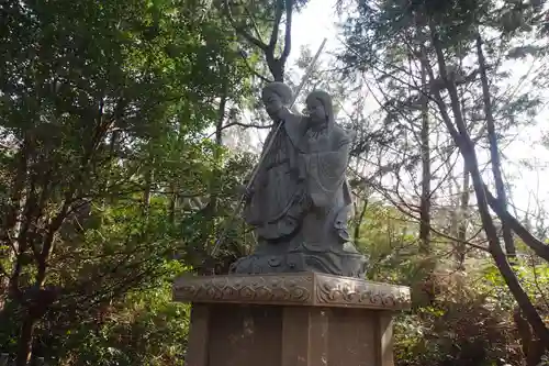 自凝神社の像