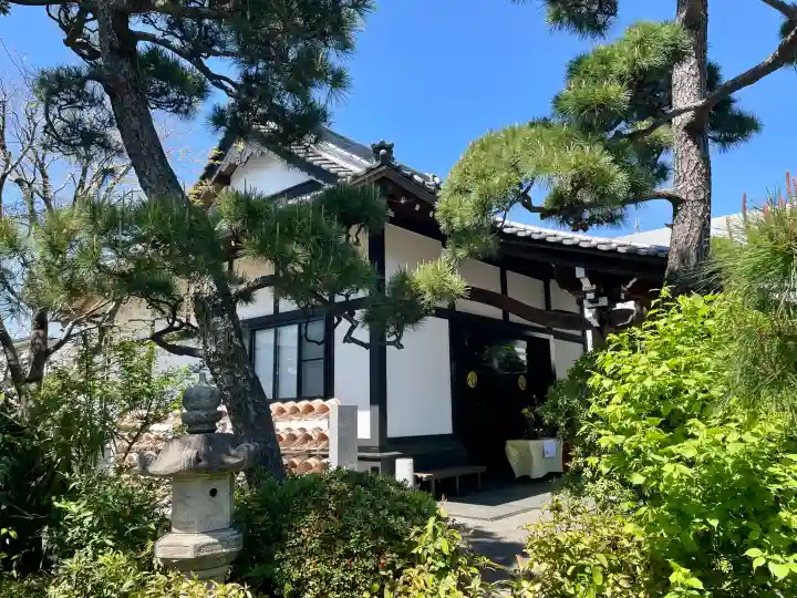 貞源寺の{uncategorized: "未分類", other: "その他", undefined: "問題あり", building: "その他建物", grave: "お墓", sacred_gate: "鳥居", guardian: "狛犬", statue: "像", buddha: "仏像", history: "歴史", nature: "自然", garden: "庭園", animal: "動物", pagoda: "塔", temizu: "手水舎", mountain_gate: "山門・神門", sanctuary: "本殿・本堂", subordinate: "末社・摂社", art: "芸術", scenery: "景色", jizo: "地蔵", ema: "絵馬", goshuin: "御朱印", omikuji: "おみくじ", items: "授与品その他", amulet: "お守り", goshuincho: "御朱印帳", eats: "食事", festival: "お祭り", votive_dance: "神楽", shichigosan: "七五三参", wedding: "結婚式", experience: "体験その他", initially: "初詣", around: "周辺", anti_infection: "感染症対策"}