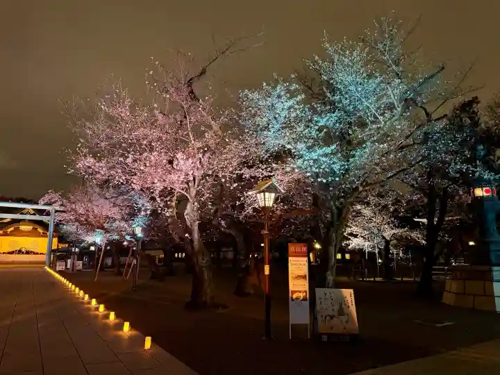 靖國神社の{uncategorized: "未分類", other: "その他", undefined: "問題あり", building: "その他建物", grave: "お墓", sacred_gate: "鳥居", guardian: "狛犬", statue: "像", buddha: "仏像", history: "歴史", nature: "自然", garden: "庭園", animal: "動物", pagoda: "塔", temizu: "手水舎", mountain_gate: "山門・神門", sanctuary: "本殿・本堂", subordinate: "末社・摂社", art: "芸術", scenery: "景色", jizo: "地蔵", ema: "絵馬", goshuin: "御朱印", omikuji: "おみくじ", items: "授与品その他", amulet: "お守り", goshuincho: "御朱印帳", eats: "食事", festival: "お祭り", votive_dance: "神楽", shichigosan: "七五三参", wedding: "結婚式", experience: "体験その他", initially: "初詣", around: "周辺", anti_infection: "感染症対策"}