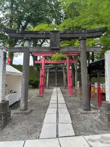 鶴ケ城稲荷神社の{uncategorized: "未分類", other: "その他", undefined: "問題あり", building: "その他建物", grave: "お墓", sacred_gate: "鳥居", guardian: "狛犬", statue: "像", buddha: "仏像", history: "歴史", nature: "自然", garden: "庭園", animal: "動物", pagoda: "塔", temizu: "手水舎", mountain_gate: "山門・神門", sanctuary: "本殿・本堂", subordinate: "末社・摂社", art: "芸術", scenery: "景色", jizo: "地蔵", ema: "絵馬", goshuin: "御朱印", omikuji: "おみくじ", items: "授与品その他", amulet: "お守り", goshuincho: "御朱印帳", eats: "食事", festival: "お祭り", votive_dance: "神楽", shichigosan: "七五三参", wedding: "結婚式", experience: "体験その他", initially: "初詣", around: "周辺", anti_infection: "感染症対策"}