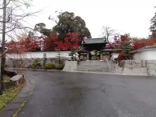 月山寺の山門