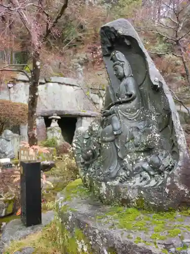 岩角山 岩角寺の像