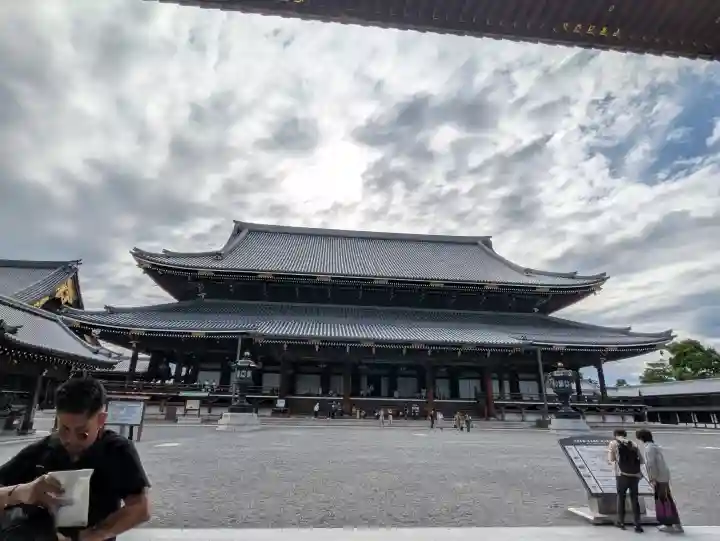 東本願寺(真宗本廟)の{uncategorized: "未分類", other: "その他", undefined: "問題あり", building: "その他建物", grave: "お墓", sacred_gate: "鳥居", guardian: "狛犬", statue: "像", buddha: "仏像", history: "歴史", nature: "自然", garden: "庭園", animal: "動物", pagoda: "塔", temizu: "手水舎", mountain_gate: "山門・神門", sanctuary: "本殿・本堂", subordinate: "末社・摂社", art: "芸術", scenery: "景色", jizo: "地蔵", ema: "絵馬", goshuin: "御朱印", omikuji: "おみくじ", items: "授与品その他", amulet: "お守り", goshuincho: "御朱印帳", eats: "食事", festival: "お祭り", votive_dance: "神楽", shichigosan: "七五三参", wedding: "結婚式", experience: "体験その他", initially: "初詣", around: "周辺", anti_infection: "感染症対策"}