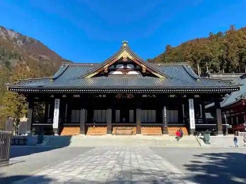 久遠寺の本殿