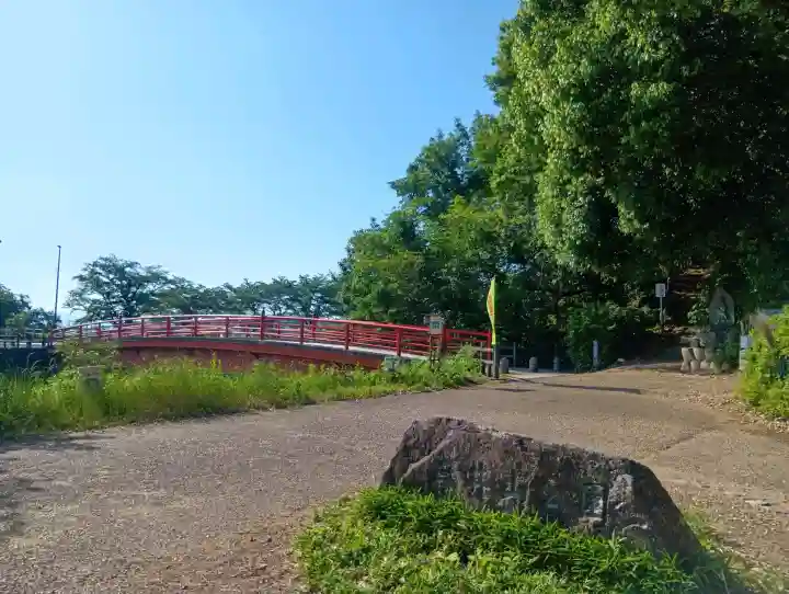 龍神神社の{uncategorized: "未分類", other: "その他", undefined: "問題あり", building: "その他建物", grave: "お墓", sacred_gate: "鳥居", guardian: "狛犬", statue: "像", buddha: "仏像", history: "歴史", nature: "自然", garden: "庭園", animal: "動物", pagoda: "塔", temizu: "手水舎", mountain_gate: "山門・神門", sanctuary: "本殿・本堂", subordinate: "末社・摂社", art: "芸術", scenery: "景色", jizo: "地蔵", ema: "絵馬", goshuin: "御朱印", omikuji: "おみくじ", items: "授与品その他", amulet: "お守り", goshuincho: "御朱印帳", eats: "食事", festival: "お祭り", votive_dance: "神楽", shichigosan: "七五三参", wedding: "結婚式", experience: "体験その他", initially: "初詣", around: "周辺", anti_infection: "感染症対策"}
