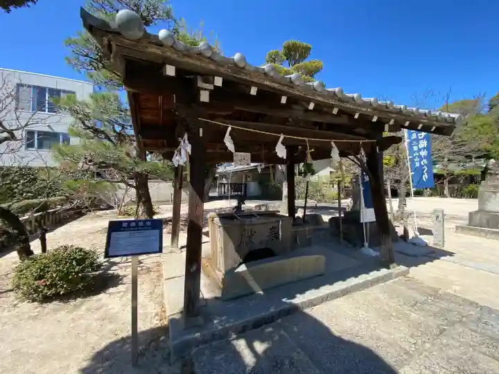 鶴羽根神社の{uncategorized: "未分類", other: "その他", undefined: "問題あり", building: "その他建物", grave: "お墓", sacred_gate: "鳥居", guardian: "狛犬", statue: "像", buddha: "仏像", history: "歴史", nature: "自然", garden: "庭園", animal: "動物", pagoda: "塔", temizu: "手水舎", mountain_gate: "山門・神門", sanctuary: "本殿・本堂", subordinate: "末社・摂社", art: "芸術", scenery: "景色", jizo: "地蔵", ema: "絵馬", goshuin: "御朱印", omikuji: "おみくじ", items: "授与品その他", amulet: "お守り", goshuincho: "御朱印帳", eats: "食事", festival: "お祭り", votive_dance: "神楽", shichigosan: "七五三参", wedding: "結婚式", experience: "体験その他", initially: "初詣", around: "周辺", anti_infection: "感染症対策"}