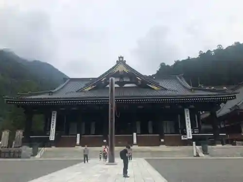 久遠寺の本殿