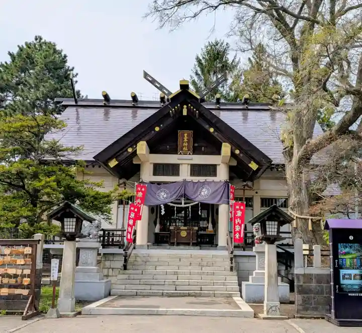 豊平神社の{uncategorized: "未分類", other: "その他", undefined: "問題あり", building: "その他建物", grave: "お墓", sacred_gate: "鳥居", guardian: "狛犬", statue: "像", buddha: "仏像", history: "歴史", nature: "自然", garden: "庭園", animal: "動物", pagoda: "塔", temizu: "手水舎", mountain_gate: "山門・神門", sanctuary: "本殿・本堂", subordinate: "末社・摂社", art: "芸術", scenery: "景色", jizo: "地蔵", ema: "絵馬", goshuin: "御朱印", omikuji: "おみくじ", items: "授与品その他", amulet: "お守り", goshuincho: "御朱印帳", eats: "食事", festival: "お祭り", votive_dance: "神楽", shichigosan: "七五三参", wedding: "結婚式", experience: "体験その他", initially: "初詣", around: "周辺", anti_infection: "感染症対策"}