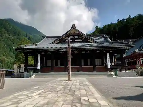 久遠寺の本殿・本堂