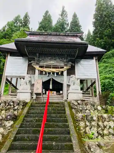 上之山神社　教育神社の本殿