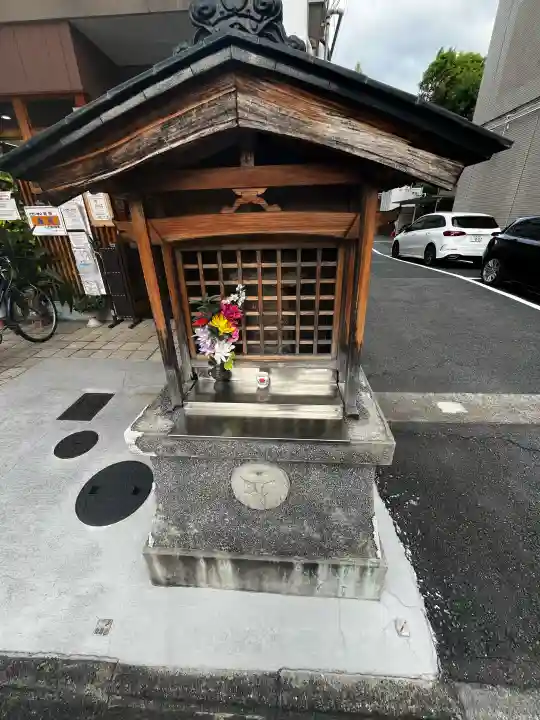 祠(地蔵)の{uncategorized: "未分類", other: "その他", undefined: "問題あり", building: "その他建物", grave: "お墓", sacred_gate: "鳥居", guardian: "狛犬", statue: "像", buddha: "仏像", history: "歴史", nature: "自然", garden: "庭園", animal: "動物", pagoda: "塔", temizu: "手水舎", mountain_gate: "山門・神門", sanctuary: "本殿・本堂", subordinate: "末社・摂社", art: "芸術", scenery: "景色", jizo: "地蔵", ema: "絵馬", goshuin: "御朱印", omikuji: "おみくじ", items: "授与品その他", amulet: "お守り", goshuincho: "御朱印帳", eats: "食事", festival: "お祭り", votive_dance: "神楽", shichigosan: "七五三参", wedding: "結婚式", experience: "体験その他", initially: "初詣", around: "周辺", anti_infection: "感染症対策"}