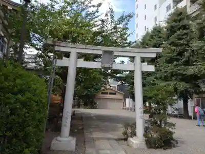 被官稲荷神社の鳥居