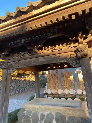 埼玉厄除け開運大師・龍泉寺（切り絵御朱印発祥の寺）の手水舎