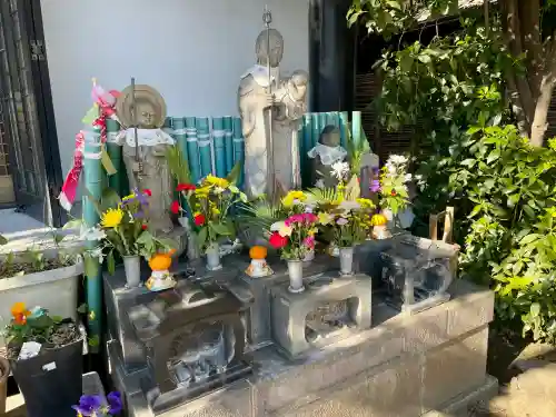 寛受院の{uncategorized: "未分類", other: "その他", undefined: "問題あり", building: "その他建物", grave: "お墓", sacred_gate: "鳥居", guardian: "狛犬", statue: "像", buddha: "仏像", history: "歴史", nature: "自然", garden: "庭園", animal: "動物", pagoda: "塔", temizu: "手水舎", mountain_gate: "山門・神門", sanctuary: "本殿・本堂", subordinate: "末社・摂社", art: "芸術", scenery: "景色", jizo: "地蔵", ema: "絵馬", goshuin: "御朱印", omikuji: "おみくじ", items: "授与品その他", amulet: "お守り", goshuincho: "御朱印帳", eats: "食事", festival: "お祭り", votive_dance: "神楽", shichigosan: "七五三参", wedding: "結婚式", experience: "体験その他", initially: "初詣", around: "周辺", anti_infection: "感染症対策"}