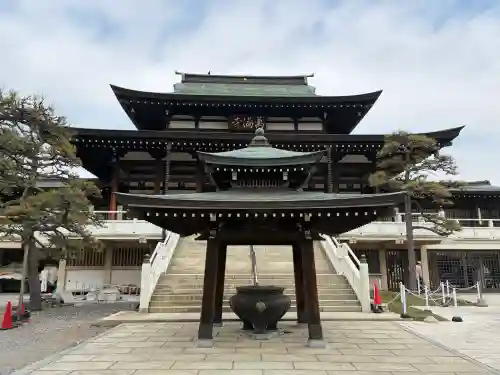 萬満寺の{uncategorized: "未分類", other: "その他", undefined: "問題あり", building: "その他建物", grave: "お墓", sacred_gate: "鳥居", guardian: "狛犬", statue: "像", buddha: "仏像", history: "歴史", nature: "自然", garden: "庭園", animal: "動物", pagoda: "塔", temizu: "手水舎", mountain_gate: "山門・神門", sanctuary: "本殿・本堂", subordinate: "末社・摂社", art: "芸術", scenery: "景色", jizo: "地蔵", ema: "絵馬", goshuin: "御朱印", omikuji: "おみくじ", items: "授与品その他", amulet: "お守り", goshuincho: "御朱印帳", eats: "食事", festival: "お祭り", votive_dance: "神楽", shichigosan: "七五三参", wedding: "結婚式", experience: "体験その他", initially: "初詣", around: "周辺", anti_infection: "感染症対策"}