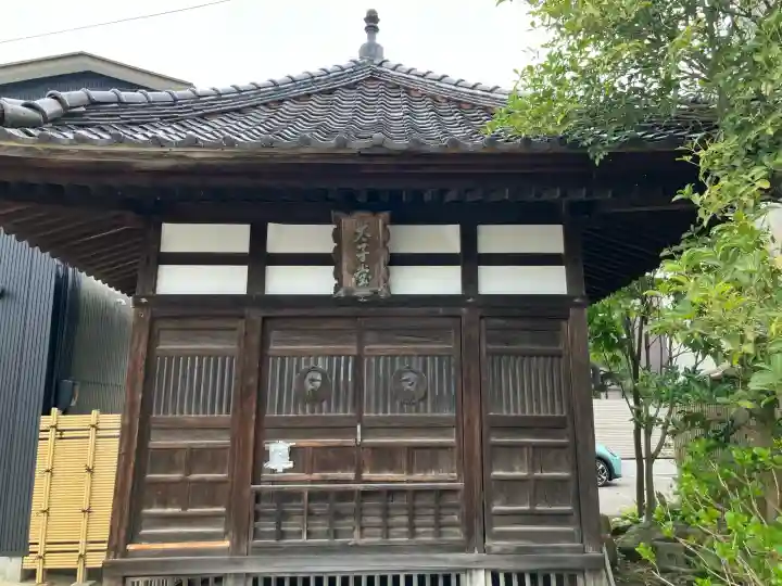 願正寺の{uncategorized: "未分類", other: "その他", undefined: "問題あり", building: "その他建物", grave: "お墓", sacred_gate: "鳥居", guardian: "狛犬", statue: "像", buddha: "仏像", history: "歴史", nature: "自然", garden: "庭園", animal: "動物", pagoda: "塔", temizu: "手水舎", mountain_gate: "山門・神門", sanctuary: "本殿・本堂", subordinate: "末社・摂社", art: "芸術", scenery: "景色", jizo: "地蔵", ema: "絵馬", goshuin: "御朱印", omikuji: "おみくじ", items: "授与品その他", amulet: "お守り", goshuincho: "御朱印帳", eats: "食事", festival: "お祭り", votive_dance: "神楽", shichigosan: "七五三参", wedding: "結婚式", experience: "体験その他", initially: "初詣", around: "周辺", anti_infection: "感染症対策"}