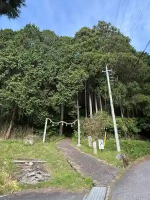 高天彦神社の{uncategorized: "未分類", other: "その他", undefined: "問題あり", building: "その他建物", grave: "お墓", sacred_gate: "鳥居", guardian: "狛犬", statue: "像", buddha: "仏像", history: "歴史", nature: "自然", garden: "庭園", animal: "動物", pagoda: "塔", temizu: "手水舎", mountain_gate: "山門・神門", sanctuary: "本殿・本堂", subordinate: "末社・摂社", art: "芸術", scenery: "景色", jizo: "地蔵", ema: "絵馬", goshuin: "御朱印", omikuji: "おみくじ", items: "授与品その他", amulet: "お守り", goshuincho: "御朱印帳", eats: "食事", festival: "お祭り", votive_dance: "神楽", shichigosan: "七五三参", wedding: "結婚式", experience: "体験その他", initially: "初詣", around: "周辺", anti_infection: "感染症対策"}
