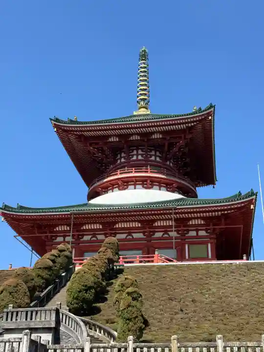 成田山平和大塔の{uncategorized: "未分類", other: "その他", undefined: "問題あり", building: "その他建物", grave: "お墓", sacred_gate: "鳥居", guardian: "狛犬", statue: "像", buddha: "仏像", history: "歴史", nature: "自然", garden: "庭園", animal: "動物", pagoda: "塔", temizu: "手水舎", mountain_gate: "山門・神門", sanctuary: "本殿・本堂", subordinate: "末社・摂社", art: "芸術", scenery: "景色", jizo: "地蔵", ema: "絵馬", goshuin: "御朱印", omikuji: "おみくじ", items: "授与品その他", amulet: "お守り", goshuincho: "御朱印帳", eats: "食事", festival: "お祭り", votive_dance: "神楽", shichigosan: "七五三参", wedding: "結婚式", experience: "体験その他", initially: "初詣", around: "周辺", anti_infection: "感染症対策"}