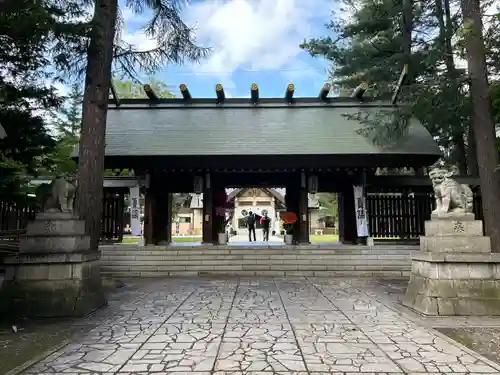 帯廣神社の山門・神門
