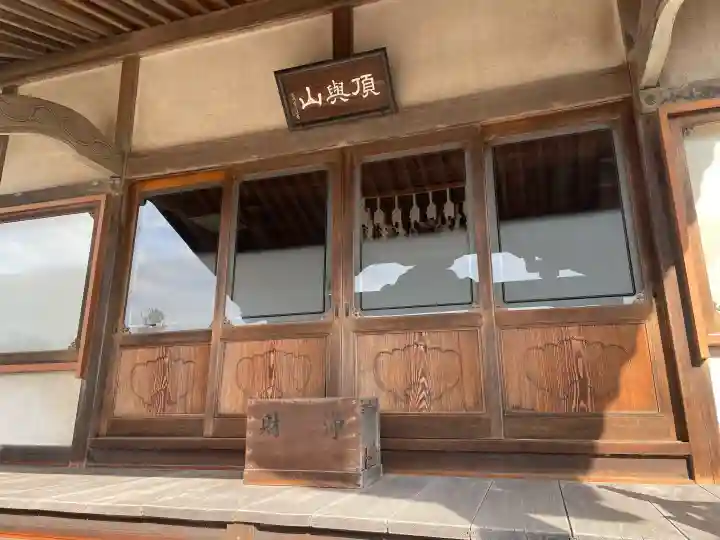 眞隆寺の{uncategorized: "未分類", other: "その他", undefined: "問題あり", building: "その他建物", grave: "お墓", sacred_gate: "鳥居", guardian: "狛犬", statue: "像", buddha: "仏像", history: "歴史", nature: "自然", garden: "庭園", animal: "動物", pagoda: "塔", temizu: "手水舎", mountain_gate: "山門・神門", sanctuary: "本殿・本堂", subordinate: "末社・摂社", art: "芸術", scenery: "景色", jizo: "地蔵", ema: "絵馬", goshuin: "御朱印", omikuji: "おみくじ", items: "授与品その他", amulet: "お守り", goshuincho: "御朱印帳", eats: "食事", festival: "お祭り", votive_dance: "神楽", shichigosan: "七五三参", wedding: "結婚式", experience: "体験その他", initially: "初詣", around: "周辺", anti_infection: "感染症対策"}